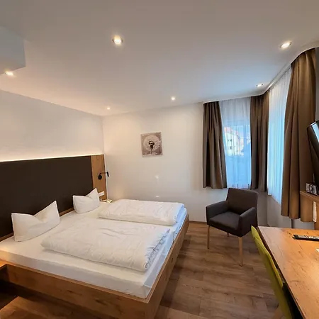 Hotel Gaestehaus Dorflinde 3*