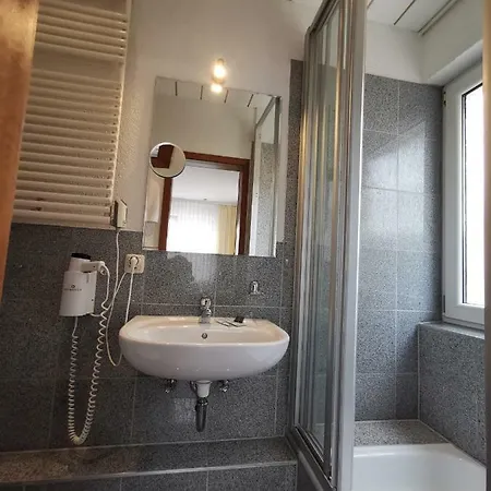 فندق Gaestehaus Dorflinde 3*
