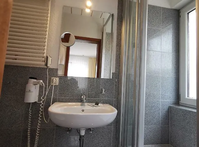 Hotel Gaestehaus Dorflinde 3*